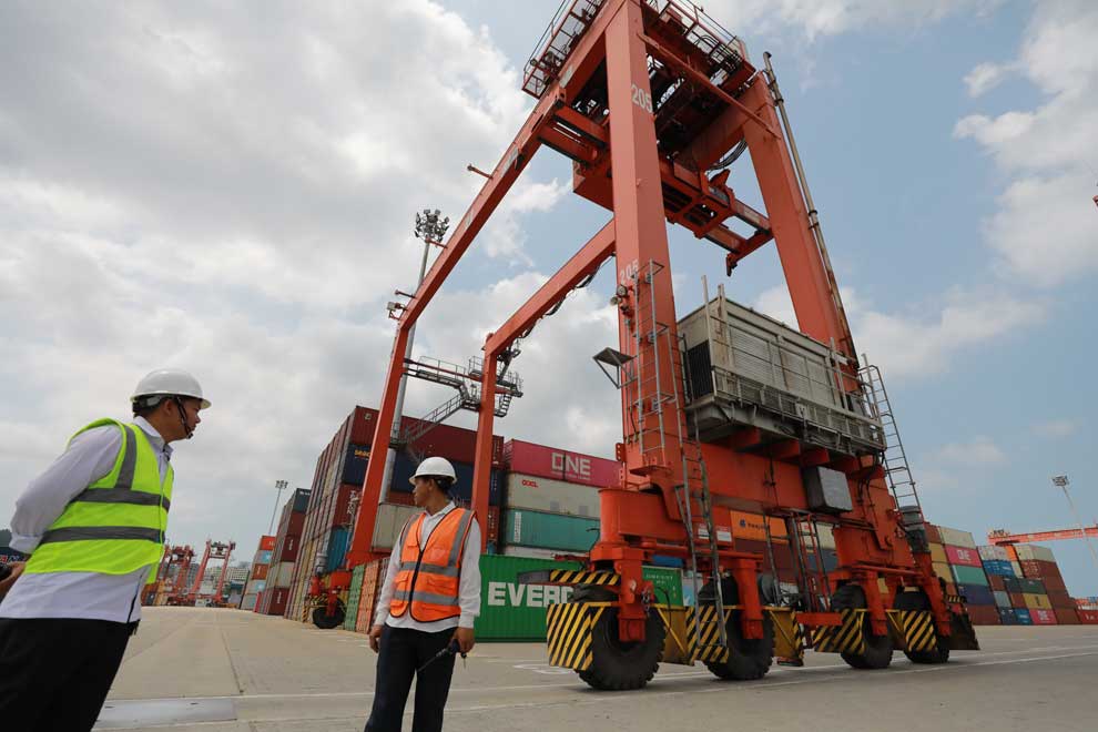 Int'l trade slips but deficit dips 72%