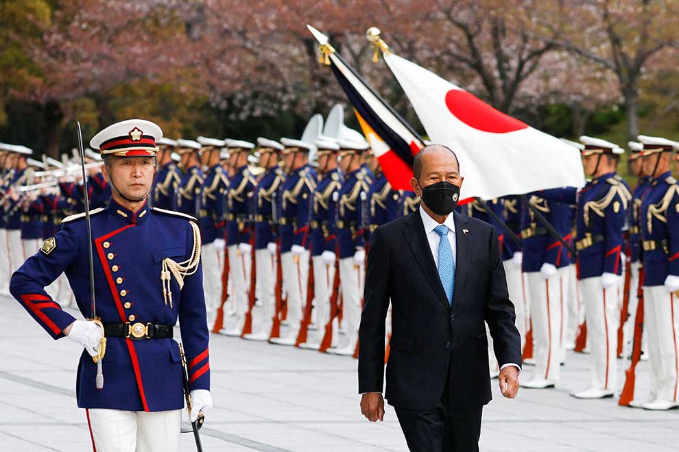 Japan and Philippines pledge stronger military cooperation