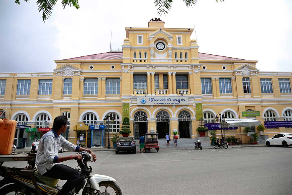 Architectural tours via cyclo share city's modernist heritage