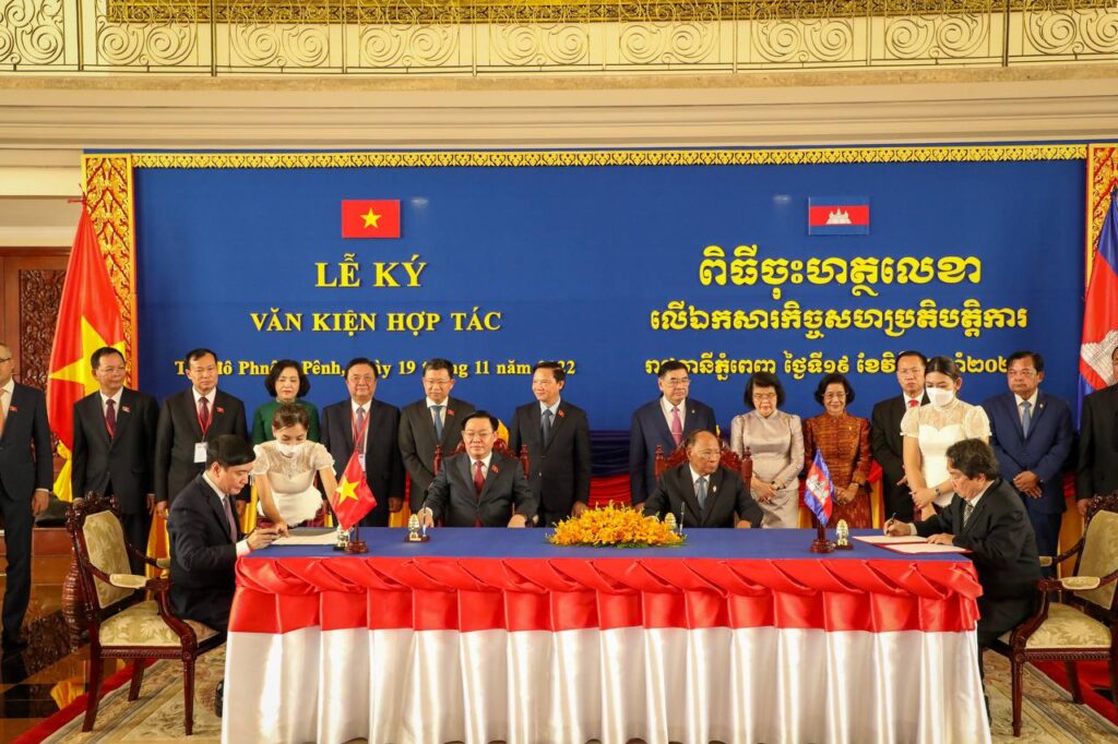 NA president Samrin signs MoU for Cooperation with Vietnamese counterpart