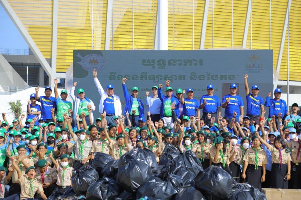 500 volunteers join tourism minister to clean up Morodok Techo Stadium pitch