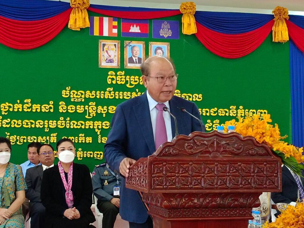 Bun Heng shares appreciation for capital's health workers