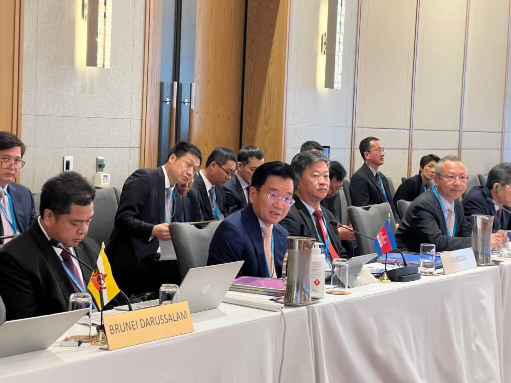 Customs officials forge links with Hong Kong