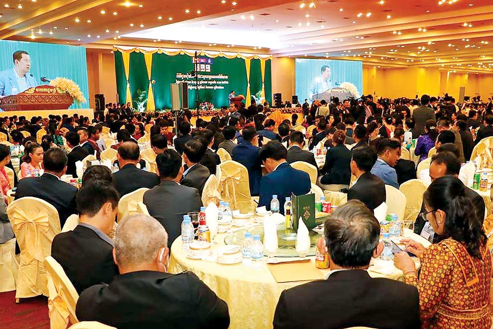 Hun Sen requests media boost Covid vaccinations messaging