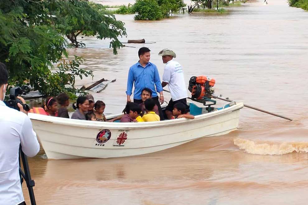 Tail end of typhoon strikes Kingdom