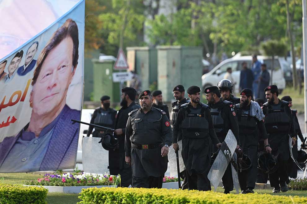 Pakistan PM calls for street protests