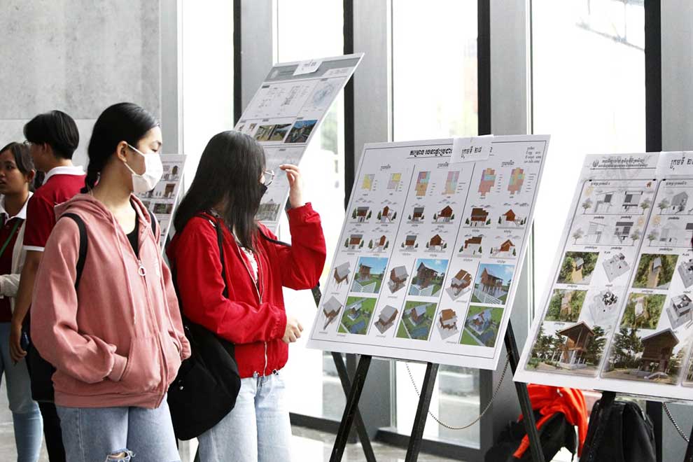 Students design model homes in competition for Run Ta Ek village