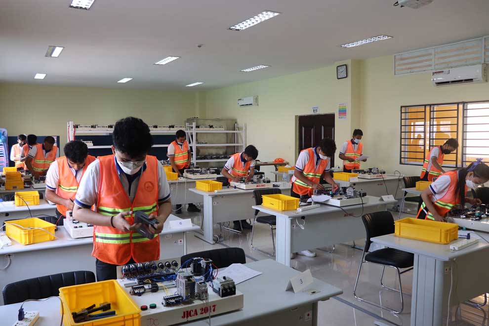 Electrical exports spark to $2.1B