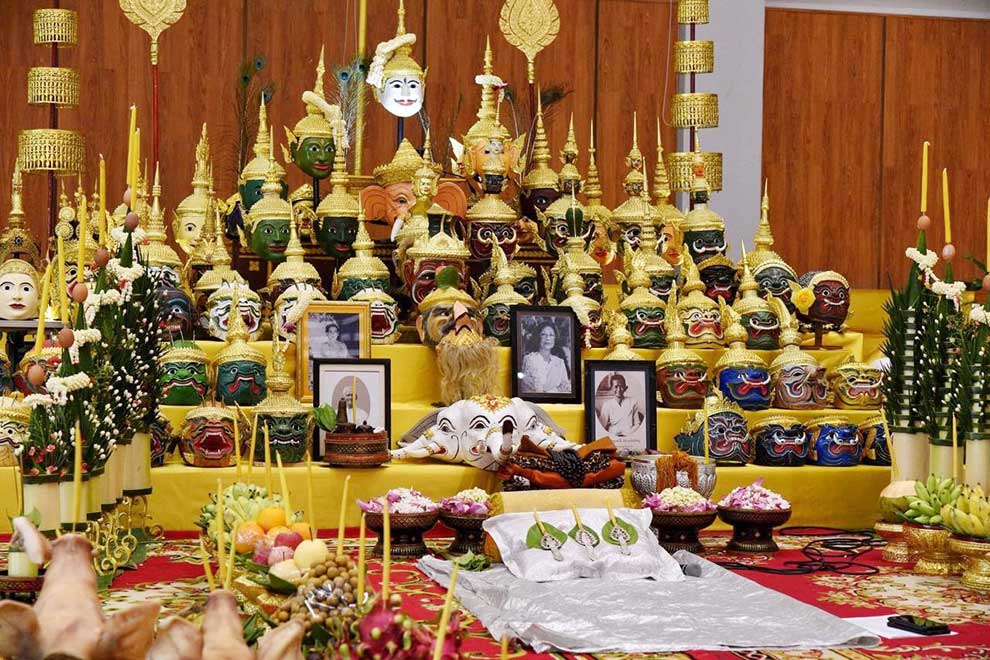 New generation of Lakhon Khol dancers pay respects to old masters