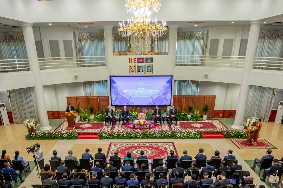 Foreign policy tack discussed as Ukraine conflict prolongs