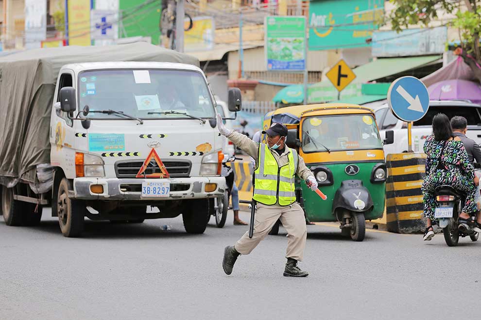 'Human traffic light' on ring road serves city 20 years at intersection