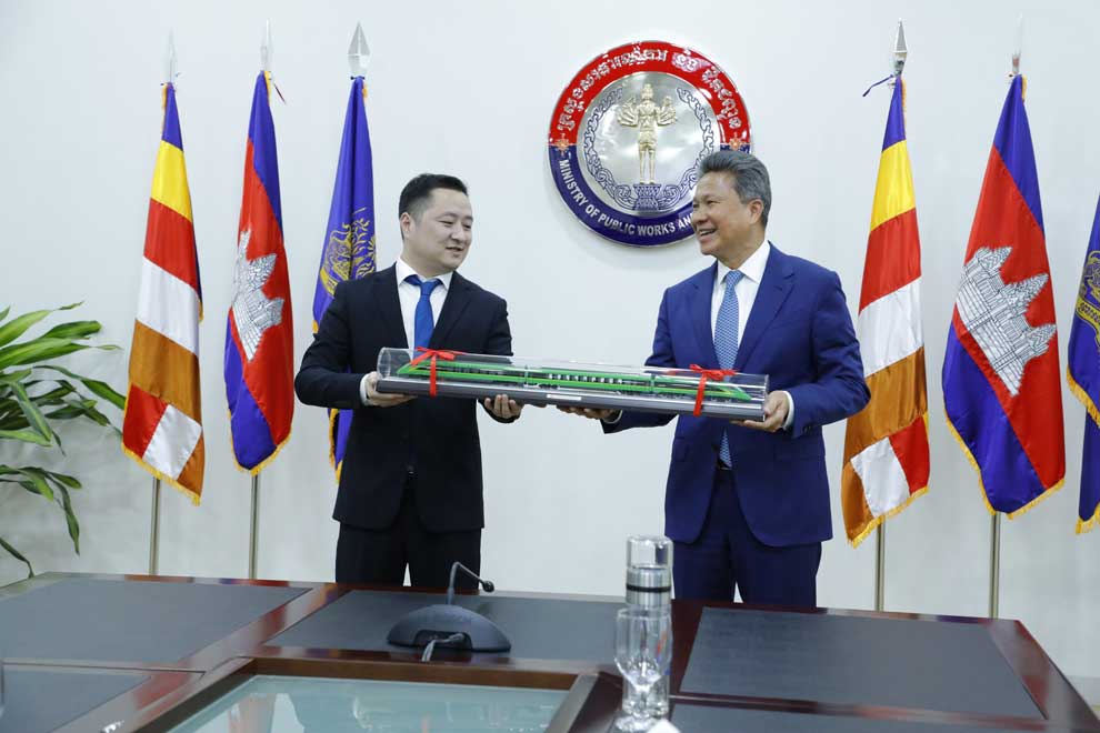 Chanthol invites Chinese infrastructure investment