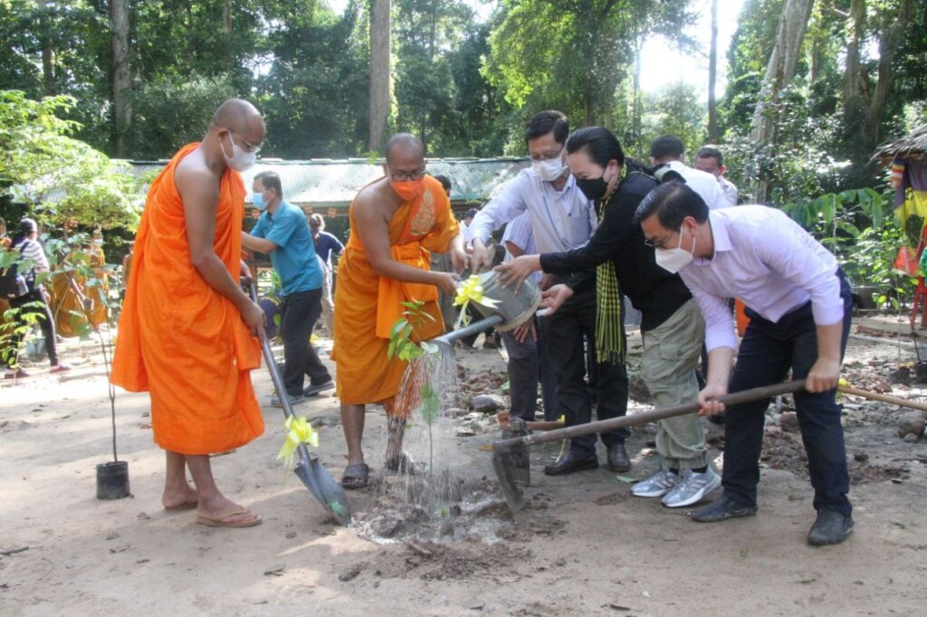 Hun Sen forbids construction of new pagodas inside Angkor Archaeological Park