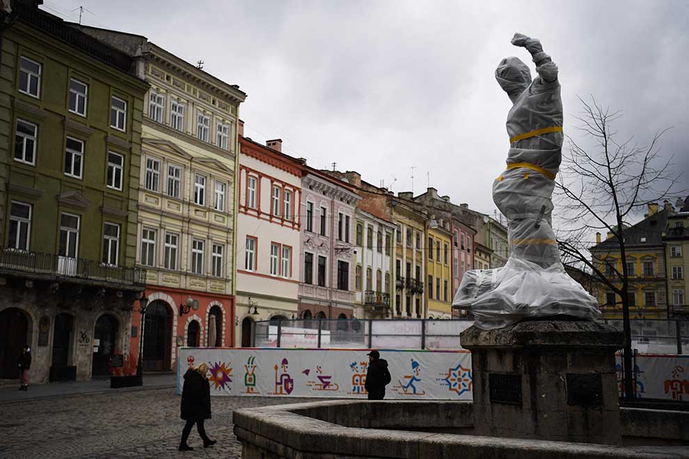 Historic Ukrainian city scrambles to wrap up heritage from bombs