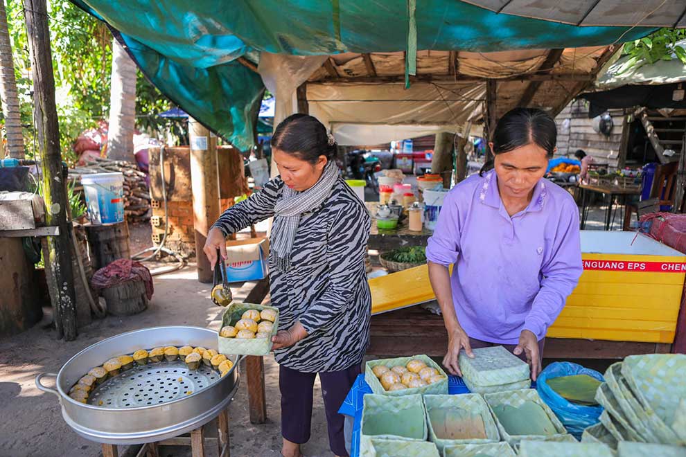 Banteay Srei's new food tourist draw: tasty palm cakes